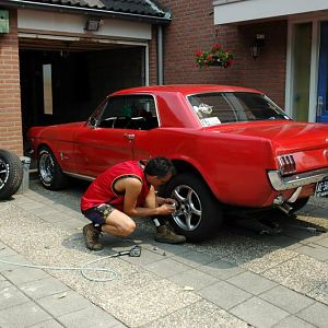 Changing tires to make the burnout, the wheels used for the burnout came from my VW passat VR5.