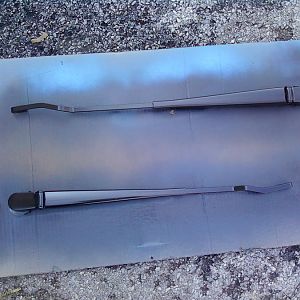 repainted the wipers same oem color black.