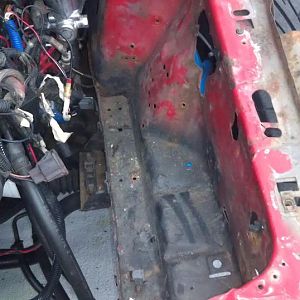 drivers side.. Battery is going in the rear