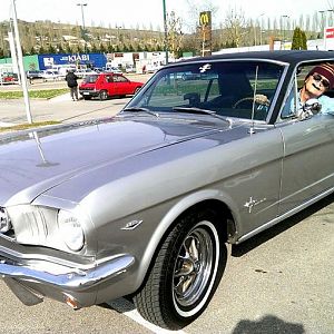 On thé road to Le Luc speedway for thé european 50th anniversary of ou Mustang