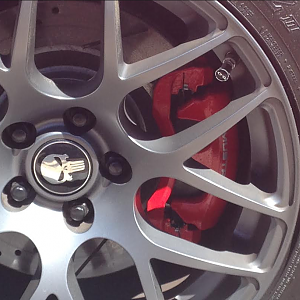 Powder-coated front caliper w/ silver lettering