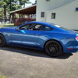 Love those 19" black rims !